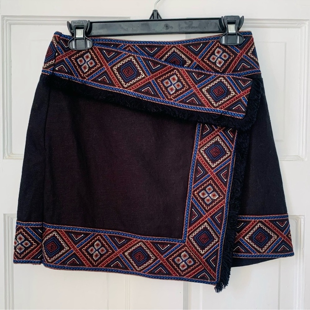 Mini wrap skirt with ethnic embroidery 💚